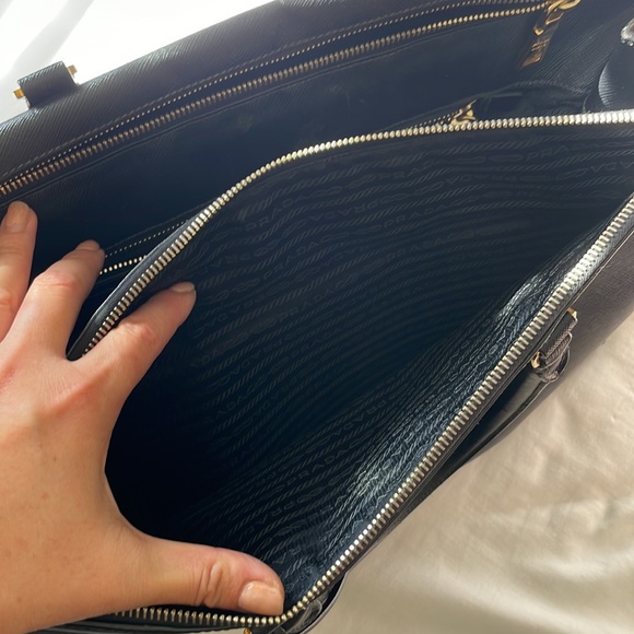 Prada Saffiano leather extra large double zip Galleria tote in black - Picture 12 of 17